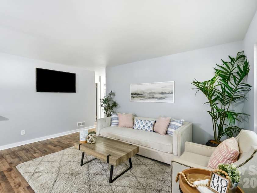 3300 Bonaire Drive, Charlotte, NC 28208.  MLS# CAR4420802, YatesRealty ID 28362. Living Room