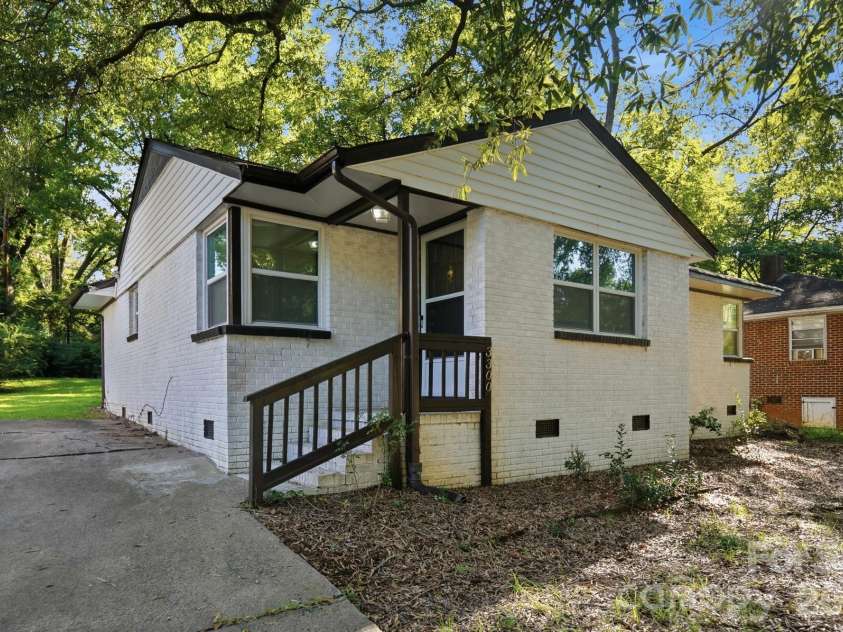 3300 Bonaire Drive, Charlotte, NC 28208.  MLS# CAR4420802, YatesRealty ID 28362. Minutes to Downtown CLT
