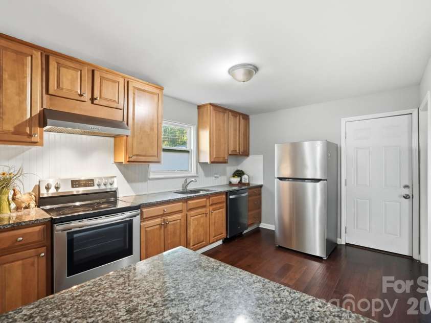 3300 Bonaire Drive, Charlotte, NC 28208.  MLS# CAR4420802, YatesRealty ID 28362. Updated kitchen