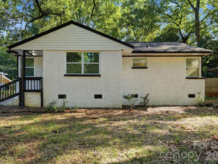 3300 Bonaire Drive, Charlotte, NC 28208.  MLS# CAR4420802, YatesRealty ID 28362. Welcome Home to Enderly Park