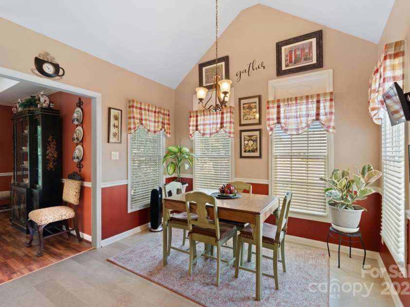 5244 Old Plantation Circle, Winston Salem, NC 27104.  MLS# CAR4283208, YatesRealty ID 28362. Bright and open kitchen eating area