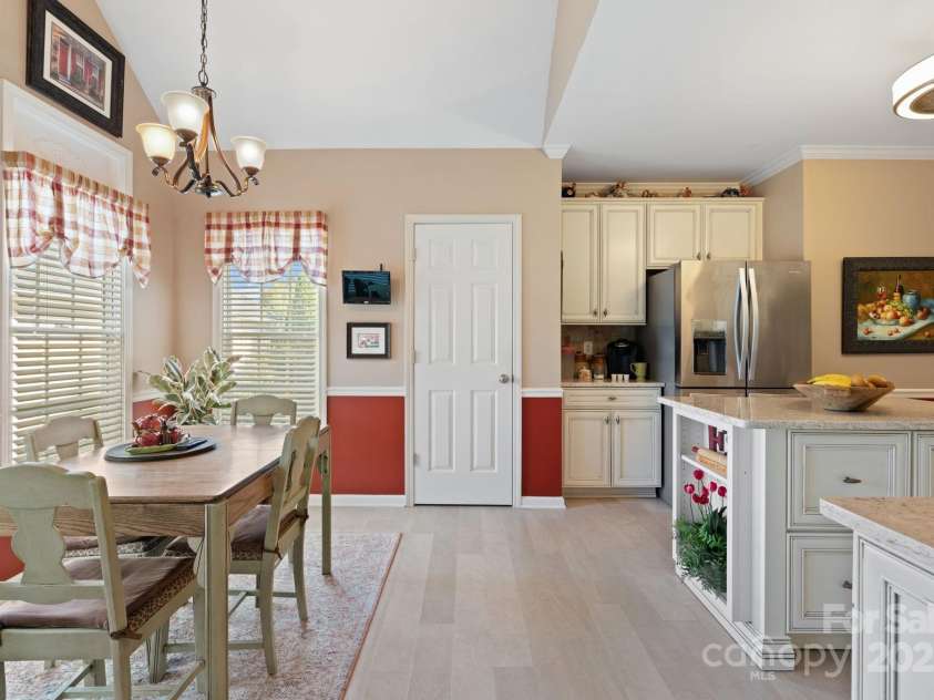 5244 Old Plantation Circle, Winston Salem, NC 27104.  MLS# CAR4283208, YatesRealty ID 28362. Eat in kitchen