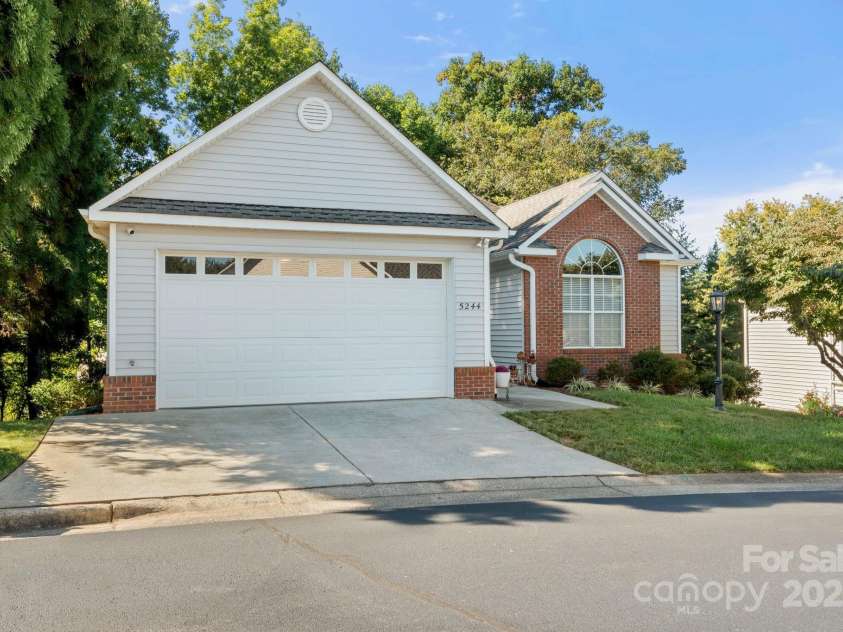 5244 Old Plantation Circle, Winston Salem, NC 27104.  MLS# CAR4283208, YatesRealty ID 28362. Exterior front