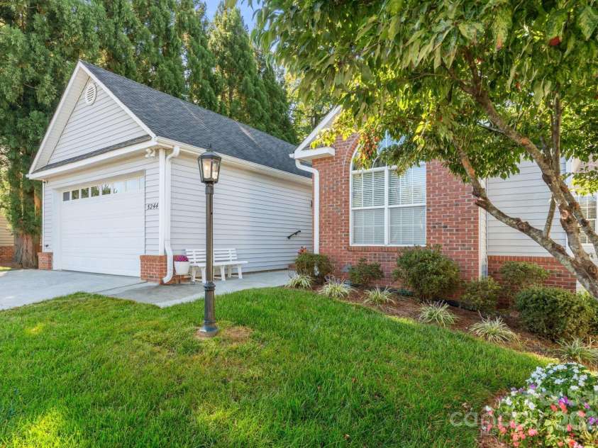 5244 Old Plantation Circle, Winston Salem, NC 27104.  MLS# CAR4283208, YatesRealty ID 28362. Exterior front