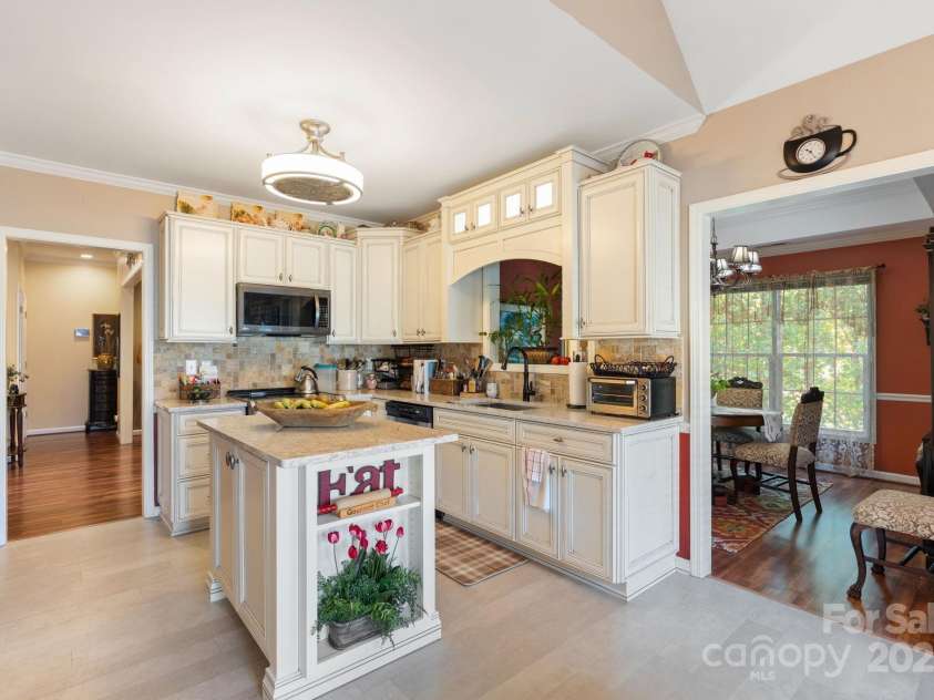 5244 Old Plantation Circle, Winston Salem, NC 27104.  MLS# CAR4283208, YatesRealty ID 28362. Kitchen
