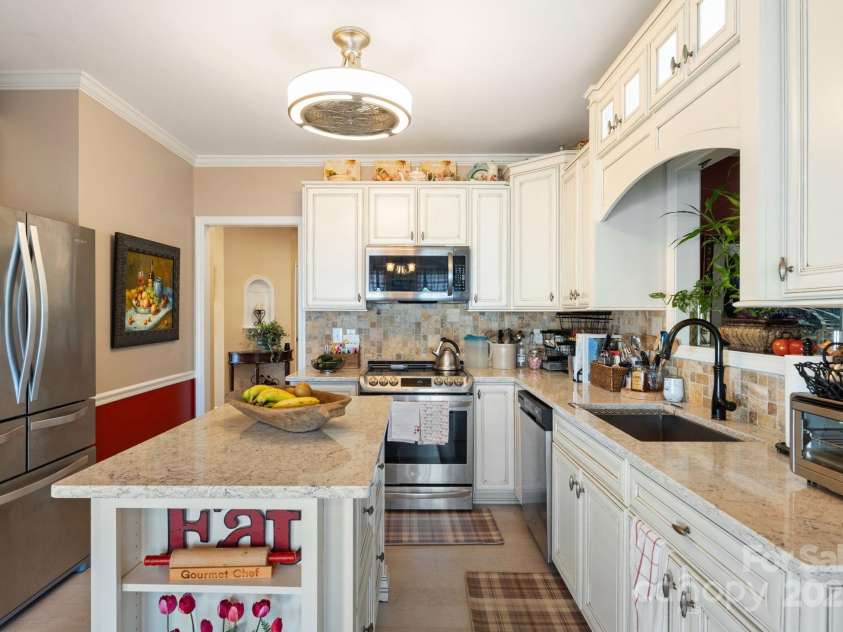 5244 Old Plantation Circle, Winston Salem, NC 27104.  MLS# CAR4283208, YatesRealty ID 28362. Kitchen with granite countertops