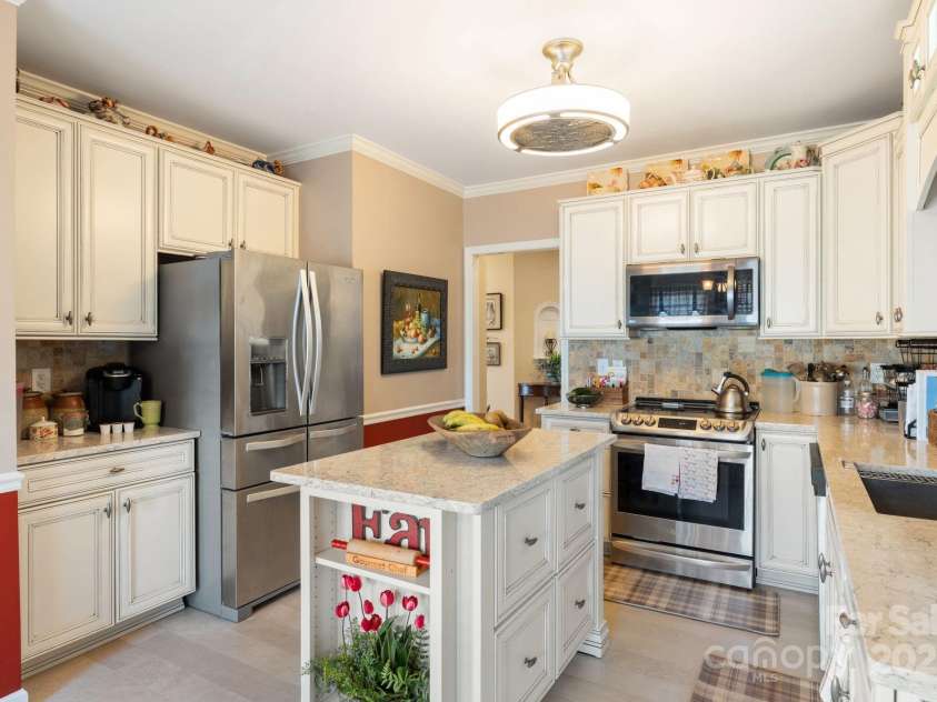 5244 Old Plantation Circle, Winston Salem, NC 27104.  MLS# CAR4283208, YatesRealty ID 28362. Kitchen with SS appliances