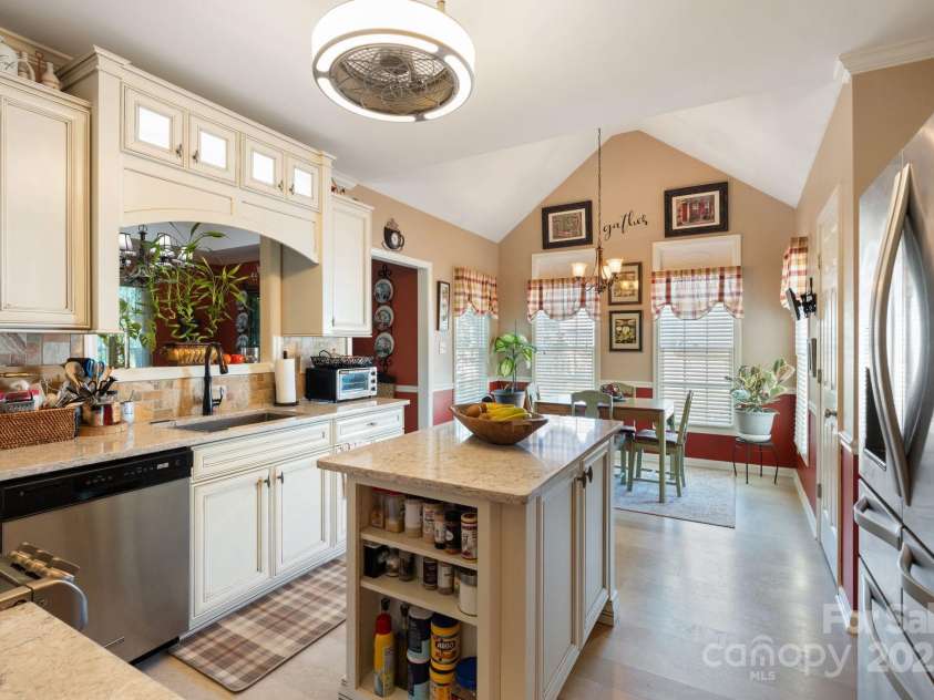 5244 Old Plantation Circle, Winston Salem, NC 27104.  MLS# CAR4283208, YatesRealty ID 28362. Large eat in kitchen