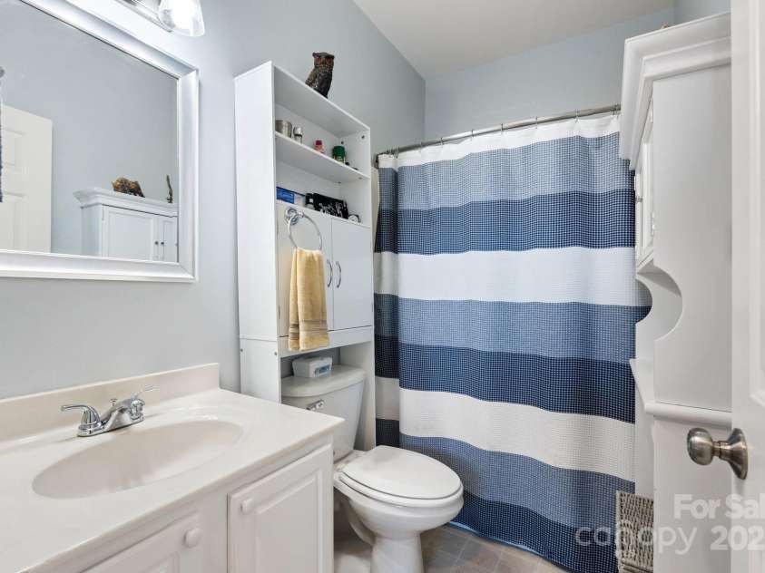 5244 Old Plantation Circle, Winston Salem, NC 27104.  MLS# CAR4283208, YatesRealty ID 28362. Main bath