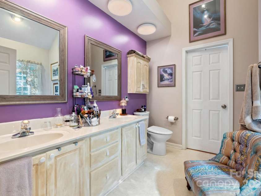 5244 Old Plantation Circle, Winston Salem, NC 27104.  MLS# CAR4283208, YatesRealty ID 28362. Primary bath
