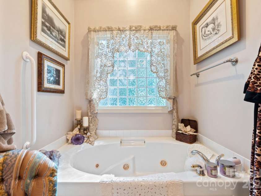 5244 Old Plantation Circle, Winston Salem, NC 27104.  MLS# CAR4283208, YatesRealty ID 28362. Primary bath with jetted tub