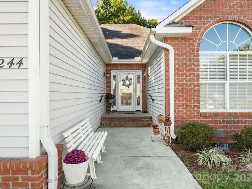 5244 Old Plantation Circle, Winston Salem, NC 27104.  MLS# CAR4283208, YatesRealty ID 28362. Welcome home!!