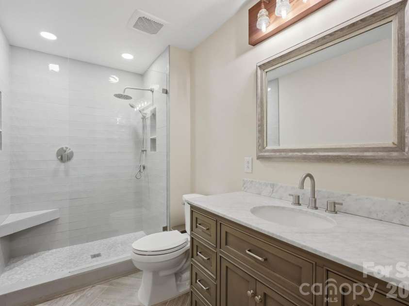 7006 Darnley Place, Charlotte, NC 28226.  MLS# CAR4367074, YatesRealty ID 28363. Full Bath 2