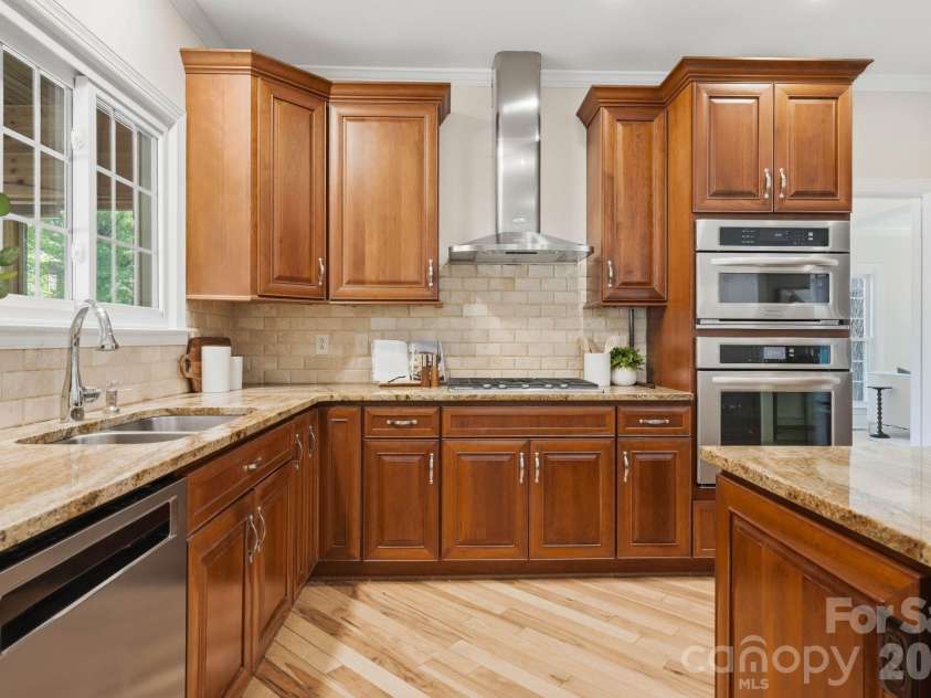 7006 Darnley Place, Charlotte, NC 28226.  MLS# CAR4367074, YatesRealty ID 28363. Kitchen