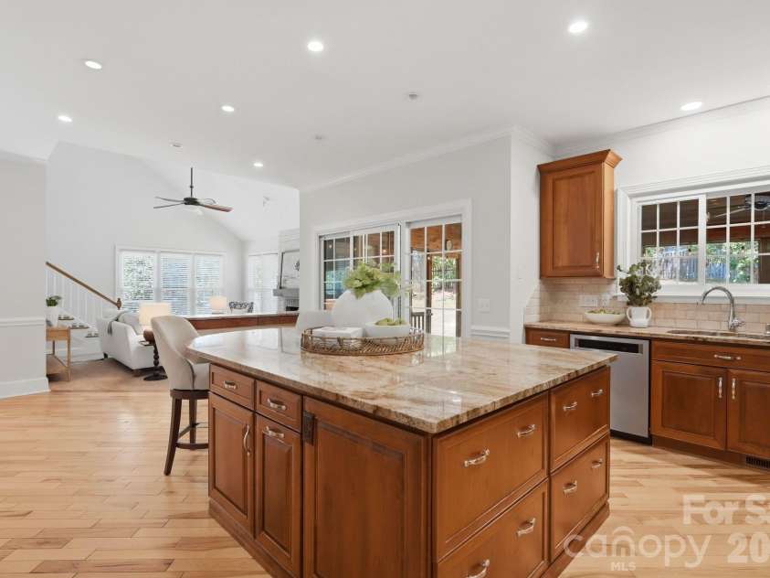 7006 Darnley Place, Charlotte, NC 28226.  MLS# CAR4367074, YatesRealty ID 28363. Kitchen