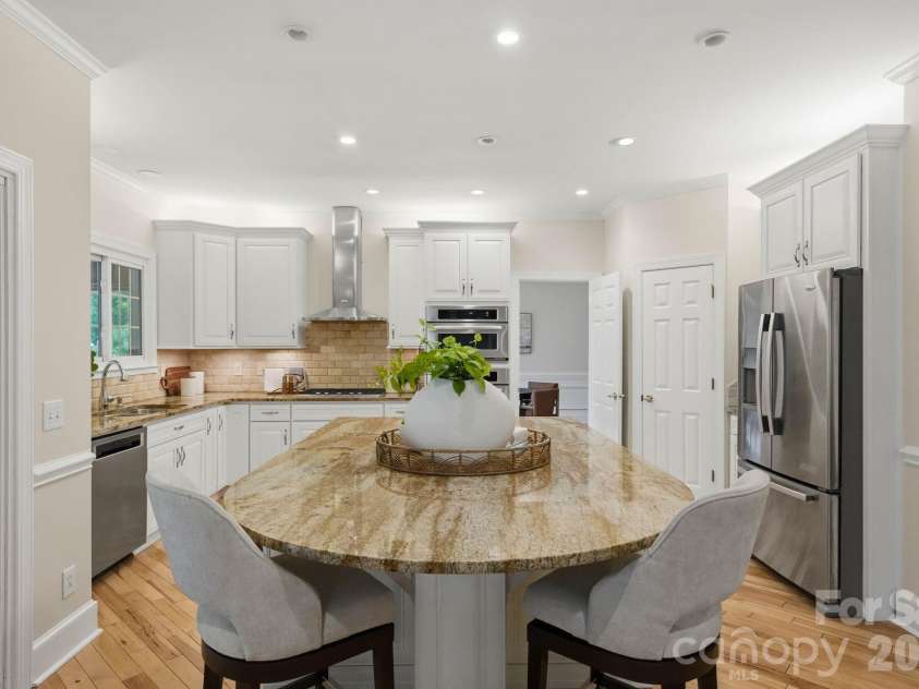 7006 Darnley Place, Charlotte, NC 28226.  MLS# CAR4367074, YatesRealty ID 28363. Kitchen