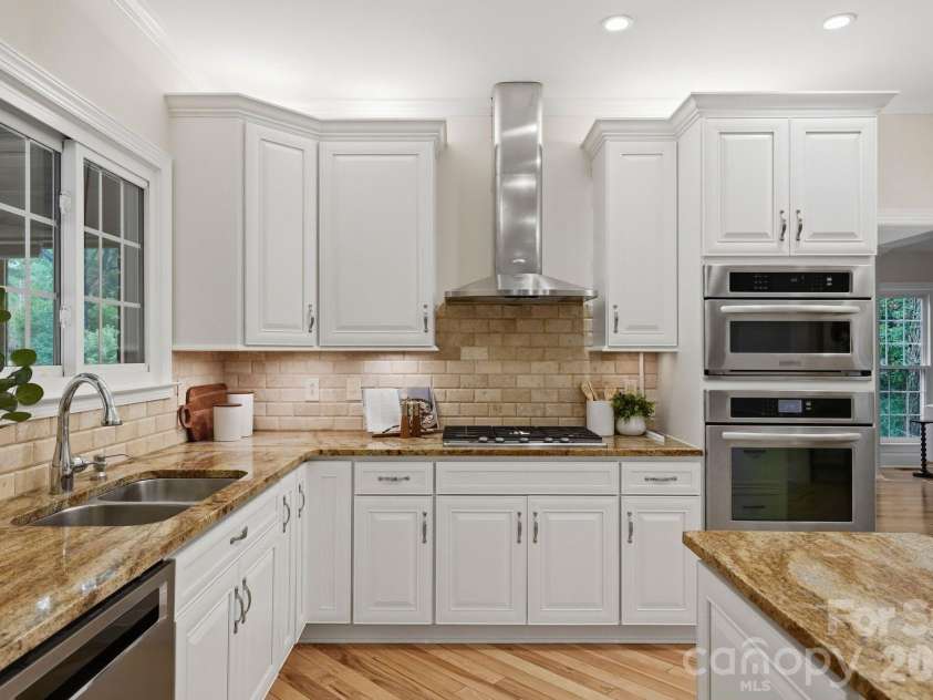7006 Darnley Place, Charlotte, NC 28226.  MLS# CAR4367074, YatesRealty ID 28363. Kitchen