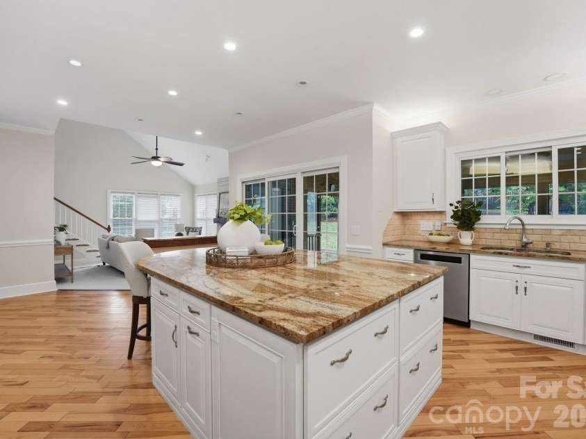7006 Darnley Place, Charlotte, NC 28226.  MLS# CAR4367074, YatesRealty ID 28363. Kitchen