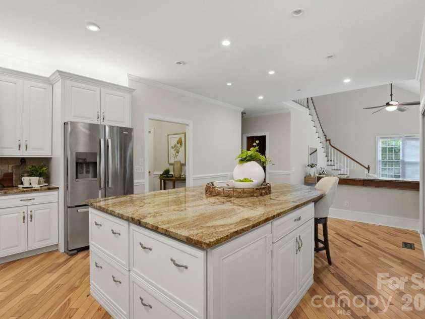 7006 Darnley Place, Charlotte, NC 28226.  MLS# CAR4367074, YatesRealty ID 28363. Kitchen