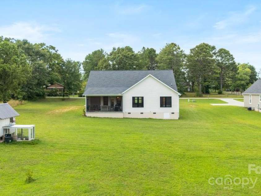 261 Ferree Road, Campobello, SC 29322.  MLS# CAR4284634, YatesRealty ID 28364. 