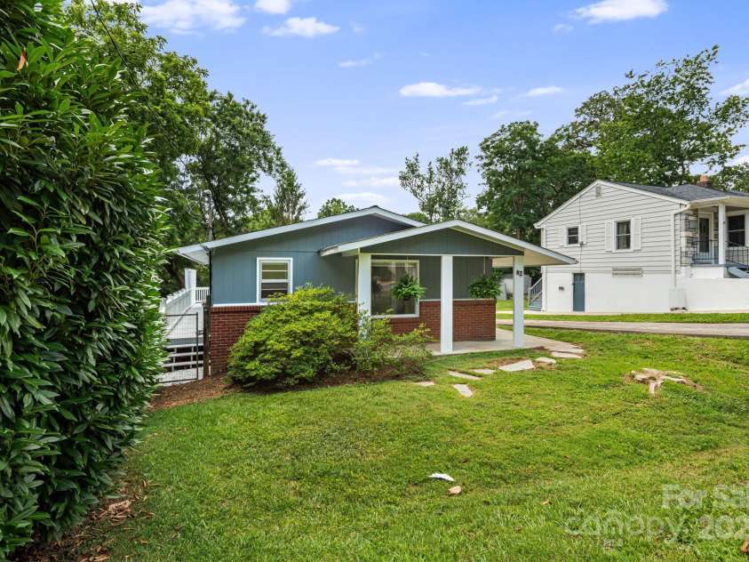 82 Maney Avenue, Asheville, NC 28804.  MLS# CAR4285420, YatesRealty ID 28365. Easy on the eyes with a nice front yard.