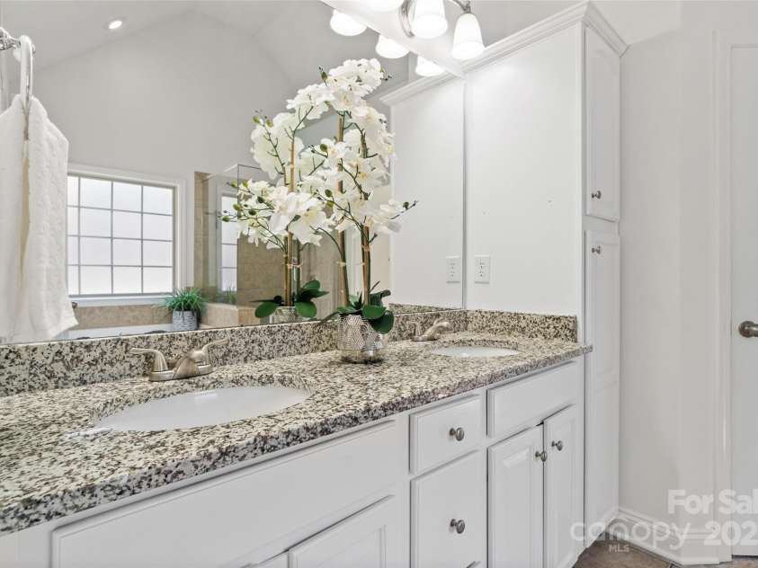 3831 Riceland Place, Charlotte, NC 28216.  MLS# CAR4268745, YatesRealty ID 28366. 