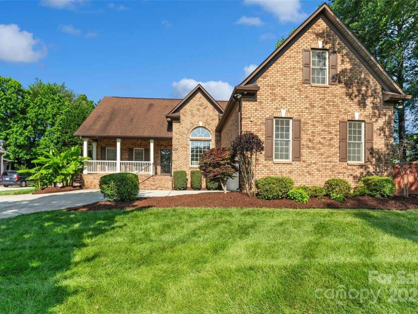 3831 Riceland Place, Charlotte, NC 28216.  MLS# CAR4268745, YatesRealty ID 28366. 