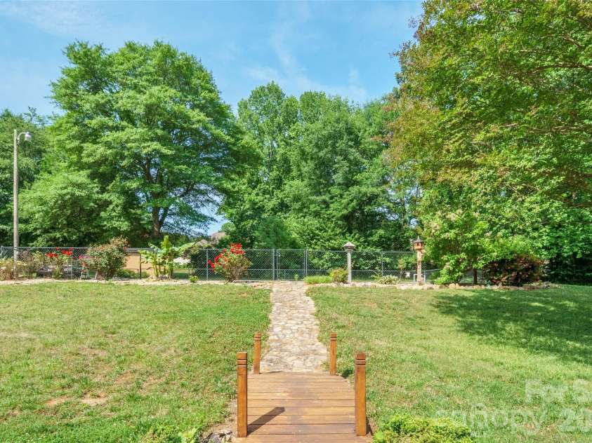 435 Central Avenue, Mount Holly, NC 28120.  MLS# CAR4380672, YatesRealty ID 28366. 