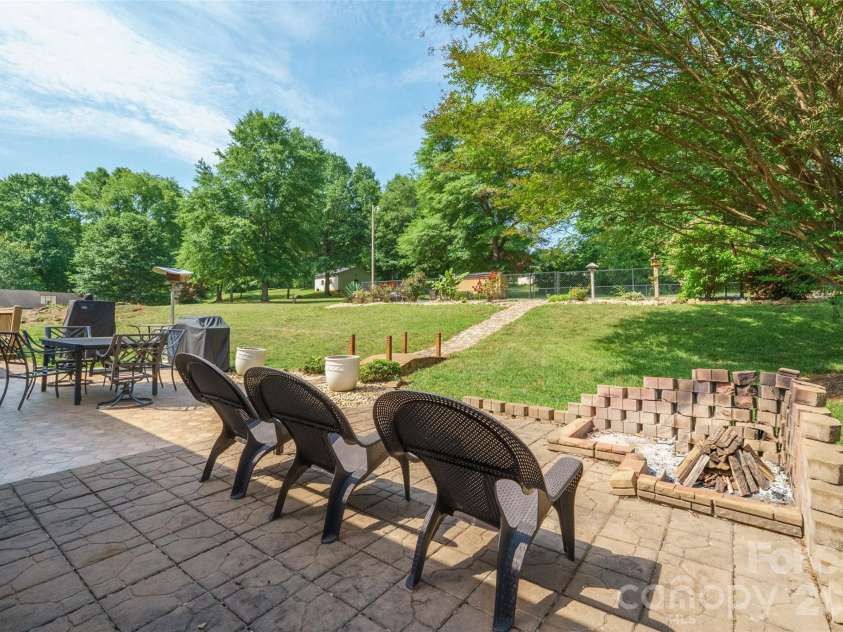 435 Central Avenue, Mount Holly, NC 28120.  MLS# CAR4380672, YatesRealty ID 28366. 