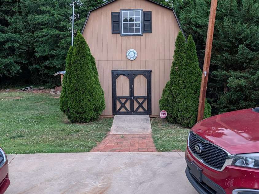 435 Central Avenue, Mount Holly, NC 28120.  MLS# CAR4380672, YatesRealty ID 28366. 