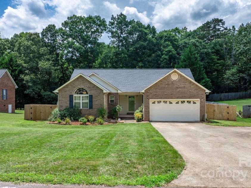 5473 Twelve Oak Lane, Conover, NC 28613.  MLS# CAR4271702, YatesRealty ID 28367. 
