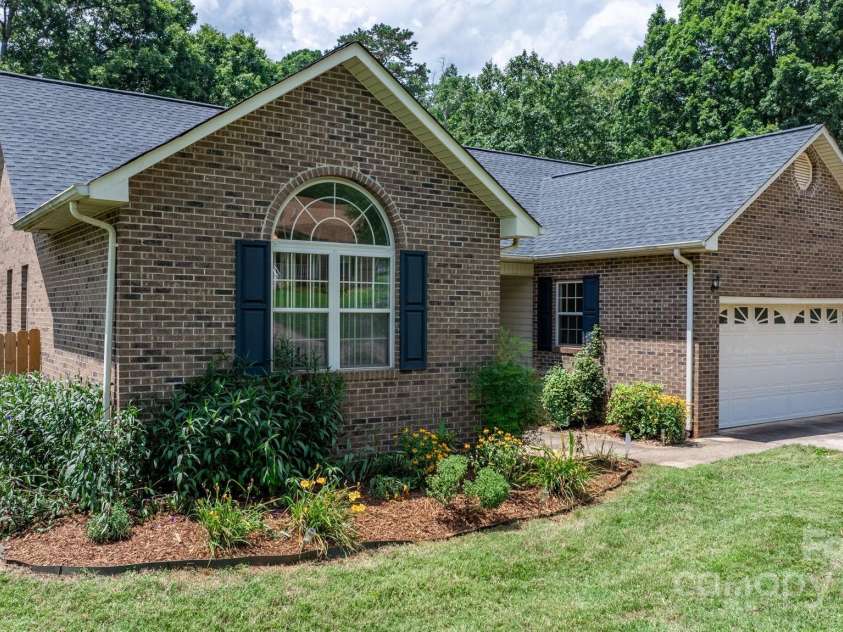 5473 Twelve Oak Lane, Conover, NC 28613.  MLS# CAR4271702, YatesRealty ID 28367. 