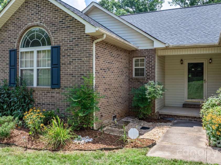 5473 Twelve Oak Lane, Conover, NC 28613.  MLS# CAR4271702, YatesRealty ID 28367. 