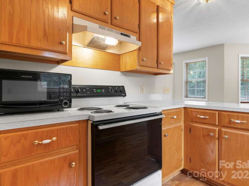 5473 Twelve Oak Lane, Conover, NC 28613.  MLS# CAR4271702, YatesRealty ID 28367. 