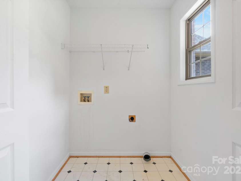 5473 Twelve Oak Lane, Conover, NC 28613.  MLS# CAR4271702, YatesRealty ID 28367. 