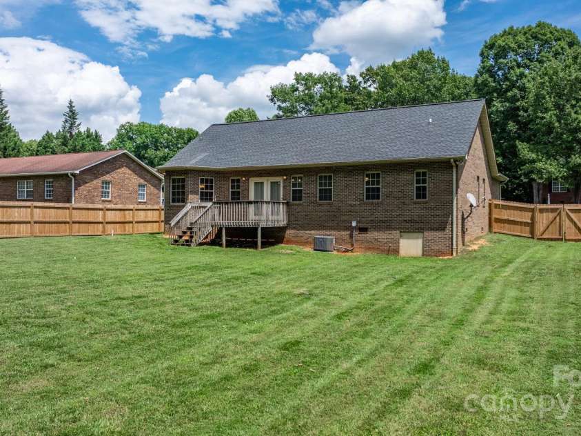 5473 Twelve Oak Lane, Conover, NC 28613.  MLS# CAR4271702, YatesRealty ID 28367. 