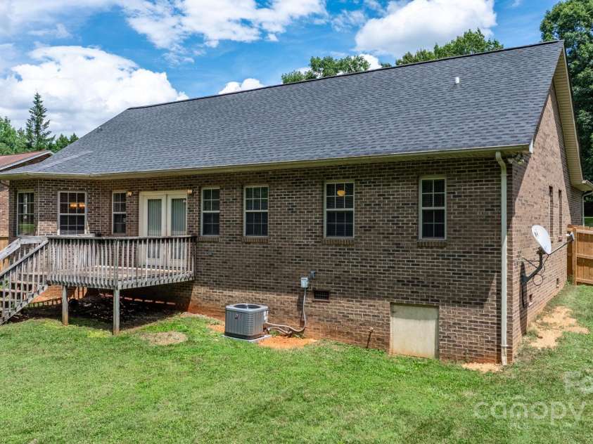 5473 Twelve Oak Lane, Conover, NC 28613.  MLS# CAR4271702, YatesRealty ID 28367. 
