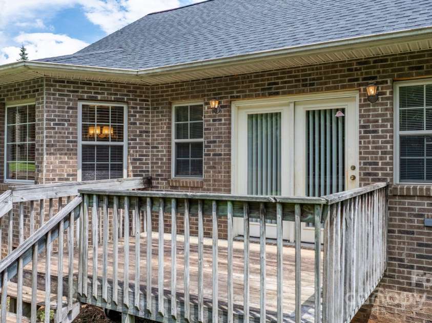 5473 Twelve Oak Lane, Conover, NC 28613.  MLS# CAR4271702, YatesRealty ID 28367. 