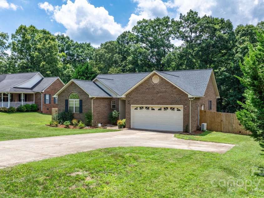 5473 Twelve Oak Lane, Conover, NC 28613.  MLS# CAR4271702, YatesRealty ID 28367. 