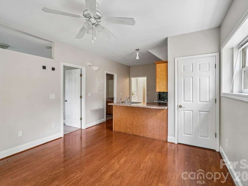 25 Houston Street, Asheville, NC 28801.  MLS# CAR4385801, YatesRealty ID 28369. 