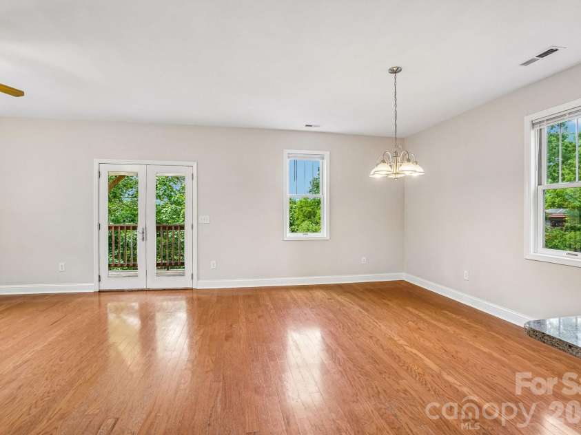 25 Houston Street, Asheville, NC 28801.  MLS# CAR4385801, YatesRealty ID 28369. 
