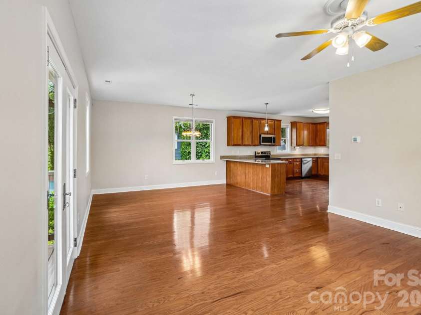 25 Houston Street, Asheville, NC 28801.  MLS# CAR4385801, YatesRealty ID 28369. 