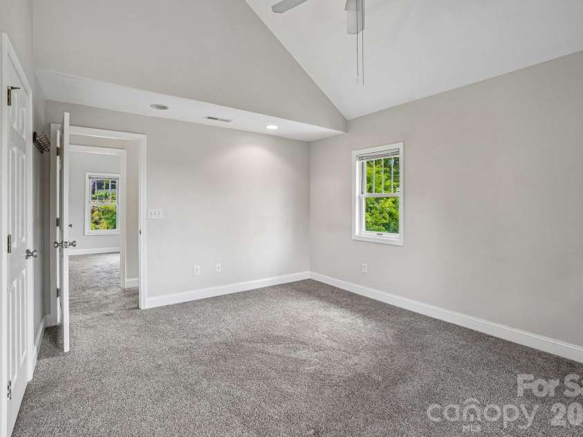 25 Houston Street, Asheville, NC 28801.  MLS# CAR4385801, YatesRealty ID 28369. 