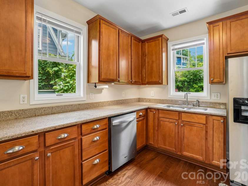 25 Houston Street, Asheville, NC 28801.  MLS# CAR4387541, YatesRealty ID 28369. Ample workspace. Granite counters