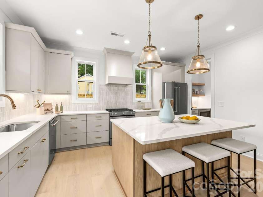 2763 Parkway Avenue, Charlotte, NC 28208.  MLS# CAR4381125, YatesRealty ID 28370. 