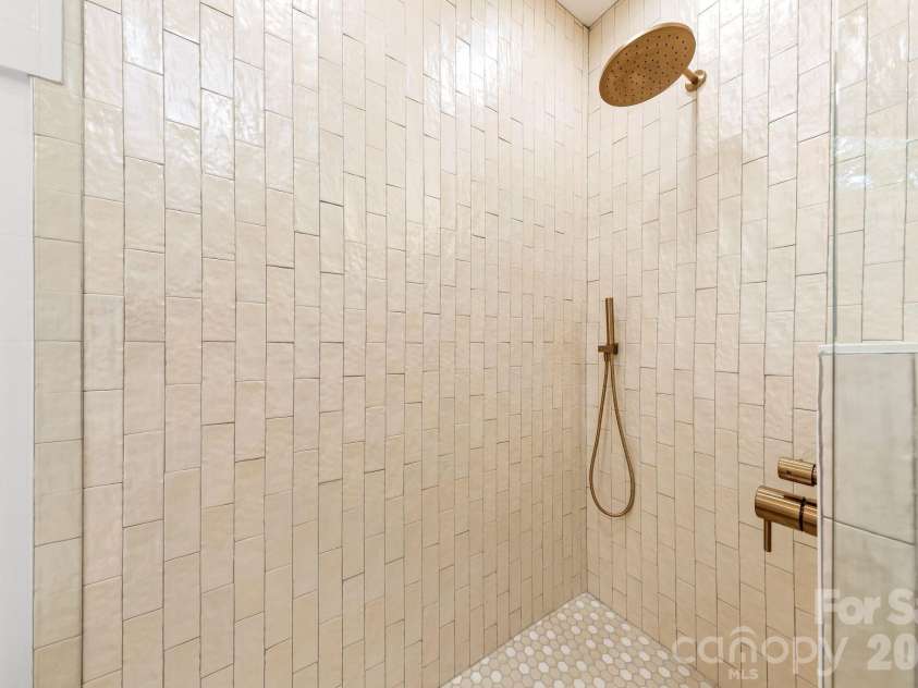 2763 Parkway Avenue, Charlotte, NC 28208.  MLS# CAR4381125, YatesRealty ID 28370. 