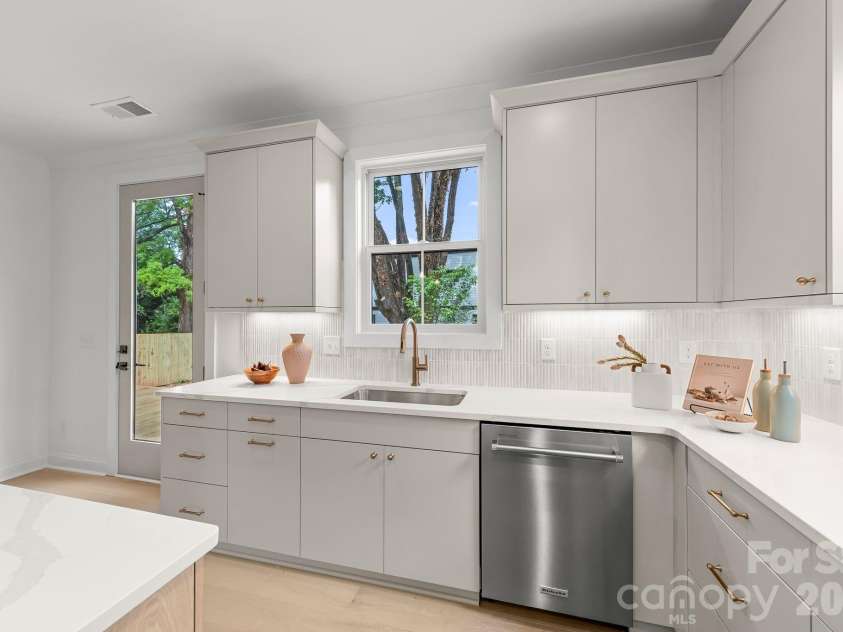 2763 Parkway Avenue, Charlotte, NC 28208.  MLS# CAR4381125, YatesRealty ID 28370. 