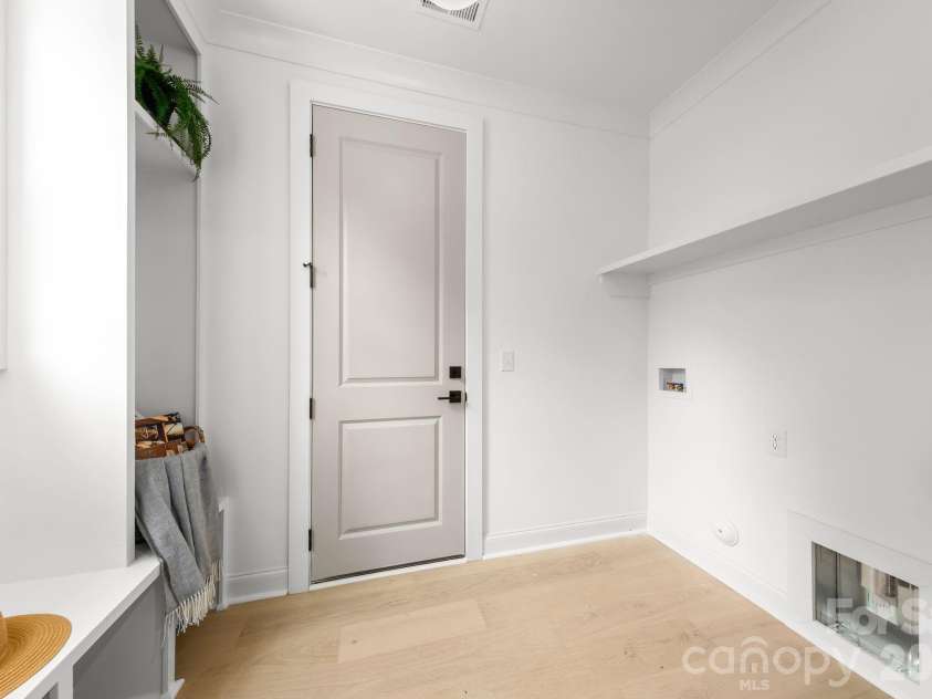 2763 Parkway Avenue, Charlotte, NC 28208.  MLS# CAR4381125, YatesRealty ID 28370. 