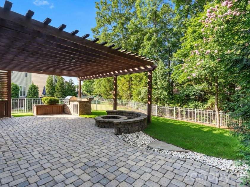 2701 Southern Trace Drive, Waxhaw, NC 28173.  MLS# CAR4388366, YatesRealty ID 28377. 