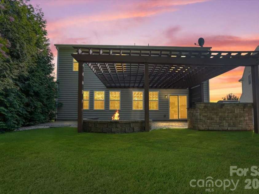 2701 Southern Trace Drive, Waxhaw, NC 28173.  MLS# CAR4388366, YatesRealty ID 28377. 